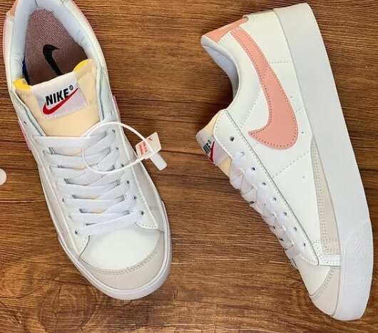 Nike sneakers pink