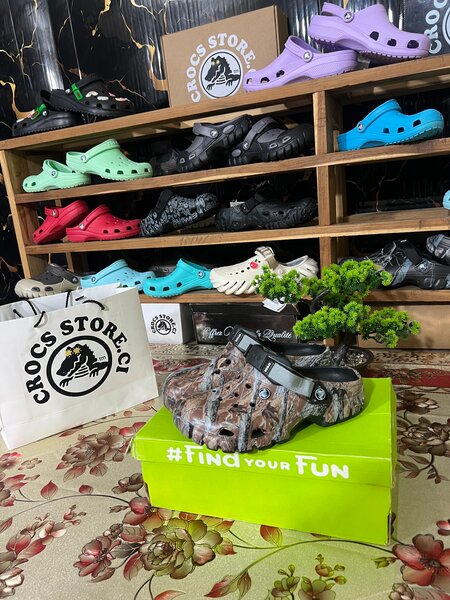 CROCS BROWN