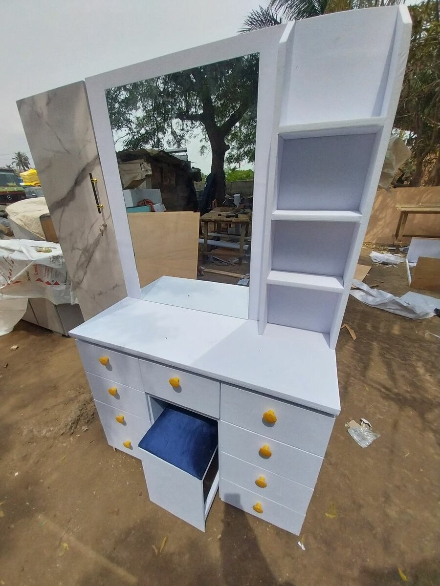 Dressing mirror