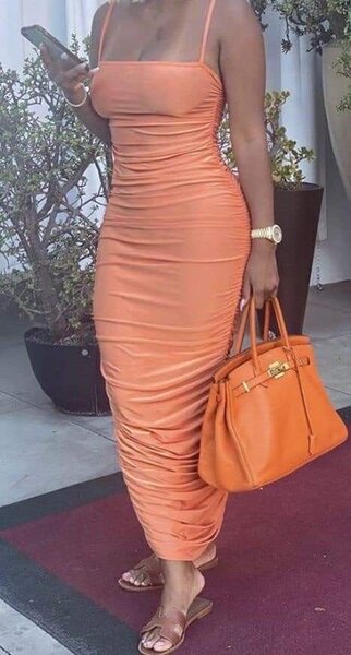 Robe moulante plissée élégante