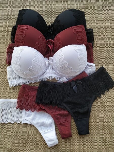 Des slips en coton , en dentel