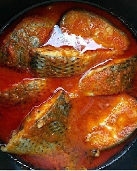 Tilapia épicée en sauce