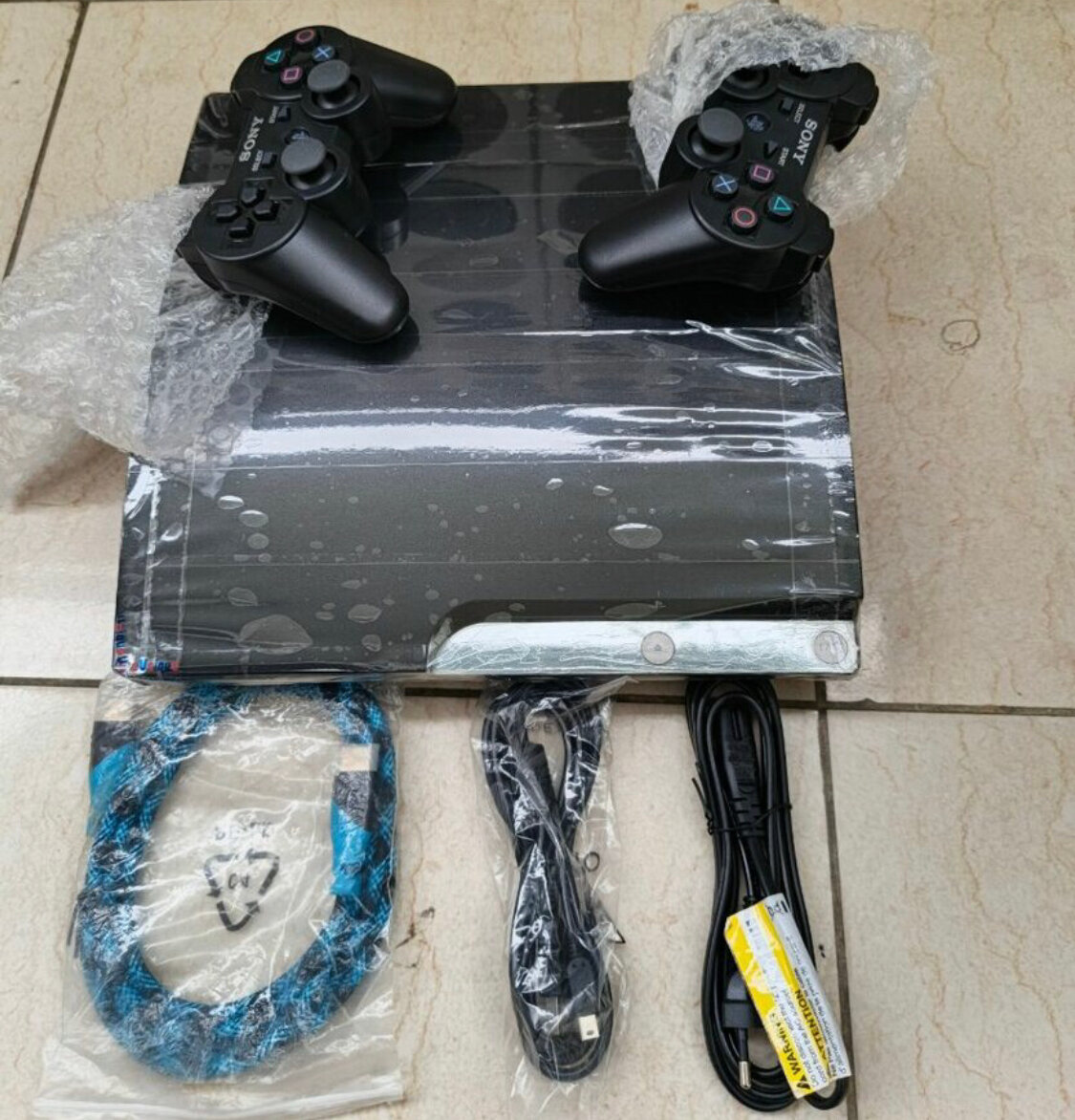 Console Sony PlayStation 3 avec manettes