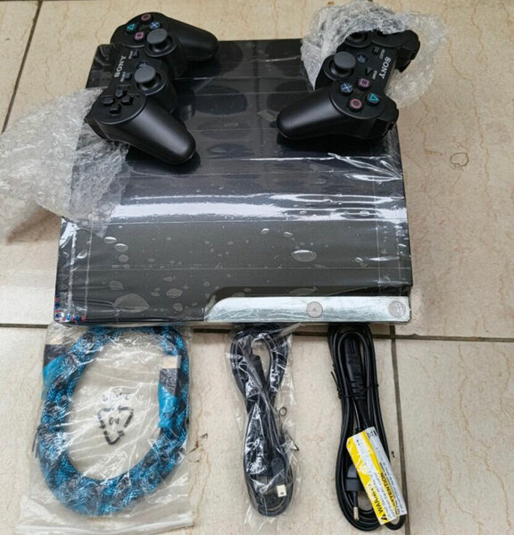 Console Sony PlayStation 3 avec manettes