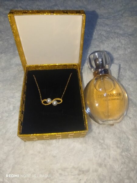 Collier avec pendentif accompagné de parfum