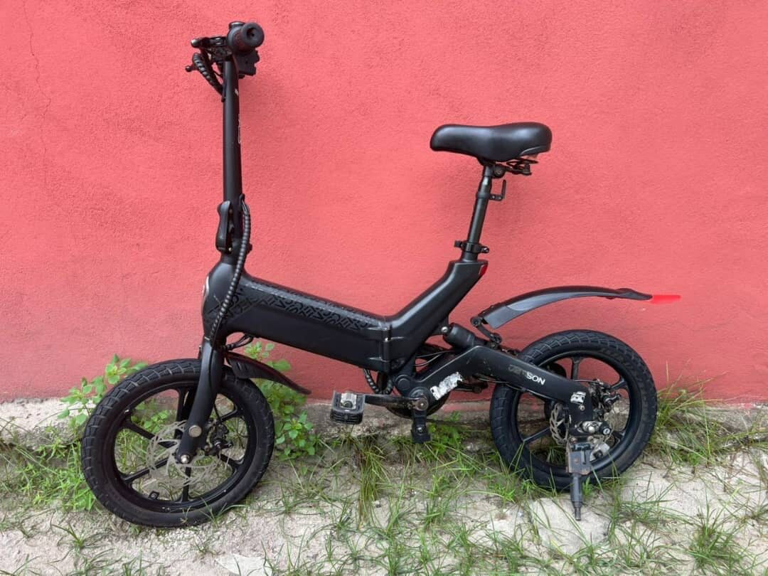 Vélo électrique pliant compact