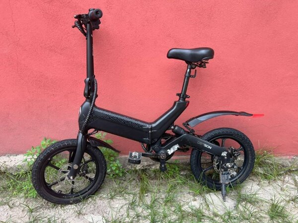 Vélo électrique pliant compact