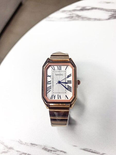 Montre Femme Élégante Dorée