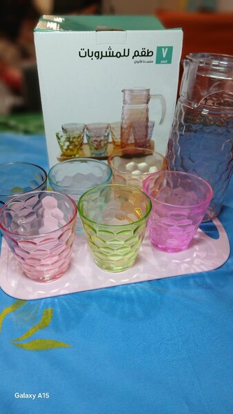Set de verres colorés et carafe