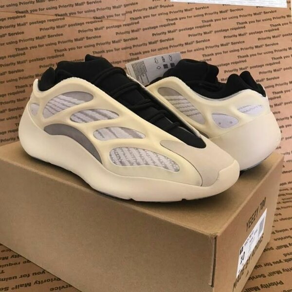YEEZY BOOST 700 v3