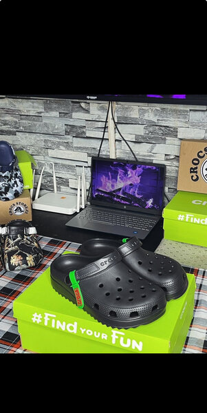 Crocs Noires