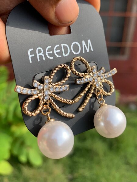 Pearl earring