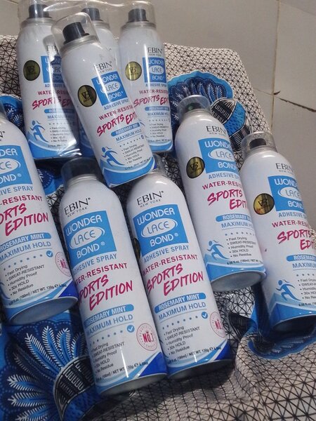 Spray adhésif résistant à l'eau