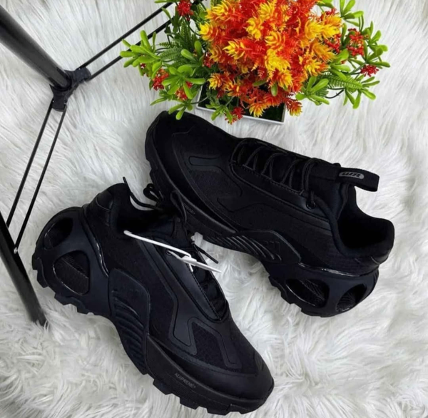 Baskets noires Adidas modernes