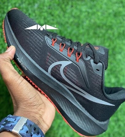 Nike sneakers black