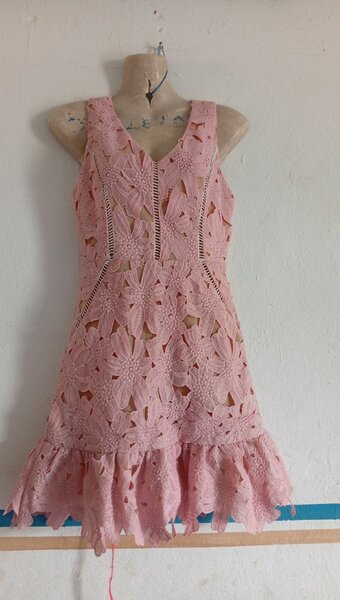 Robe en dentelle rose élégante