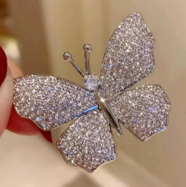 BROOCHES