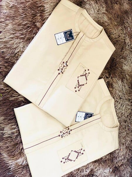 Tunique élégante pour hommes en tissu lafia beige