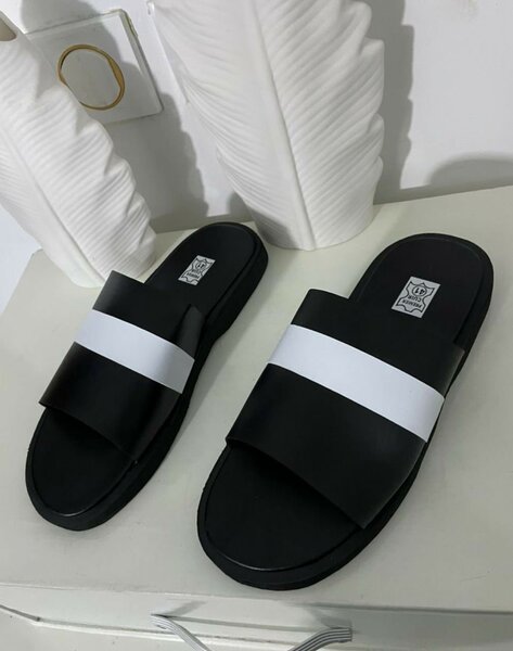 Sandales noires et blanches