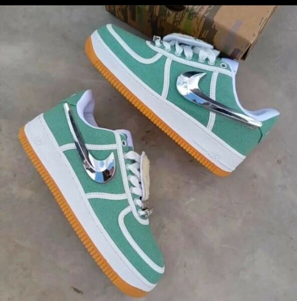 NIKE AIRFORCE GREEN