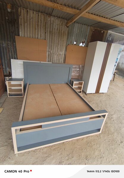 Lit moderne avec tables de chevet