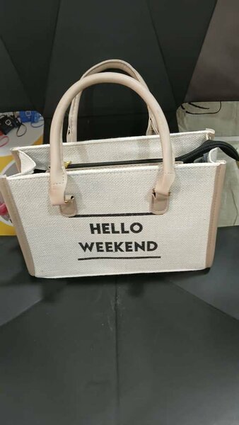 Un sac à main à vendre prix promo 10000frs stock limité