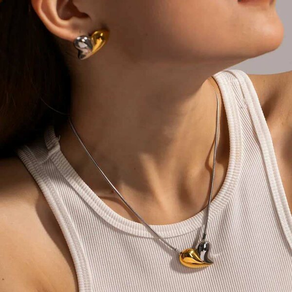 oreilles et collier pour femme