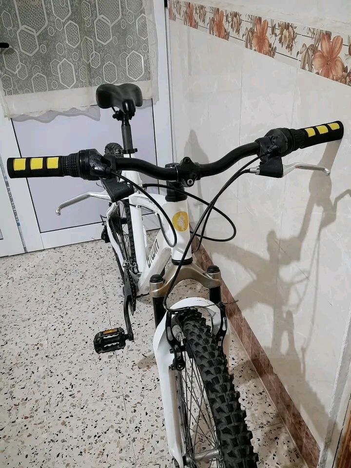 Vélo tout terrain b'Twin blanc