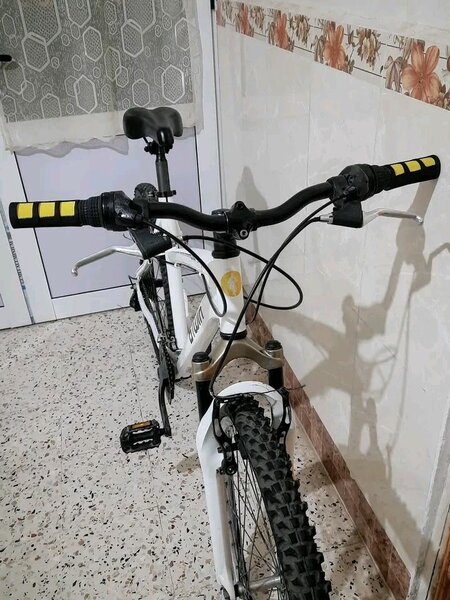 Vélo tout terrain b'Twin blanc