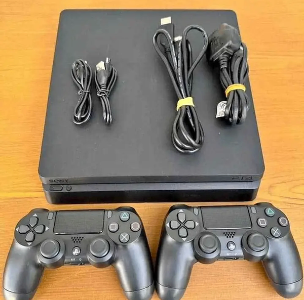 Console PS4 avec manettes