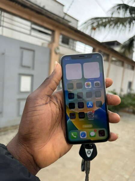 iPhone X 64 giga tout est ok  85.000 k o comme quasi neuf