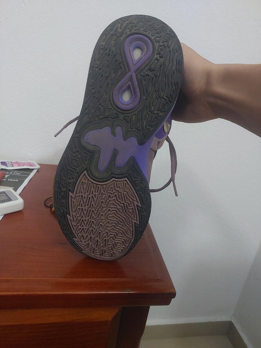 Kyrie 8 AUTHENTIQUE BON ETAT