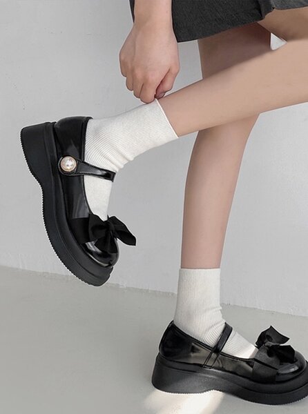 Pearl button shoe