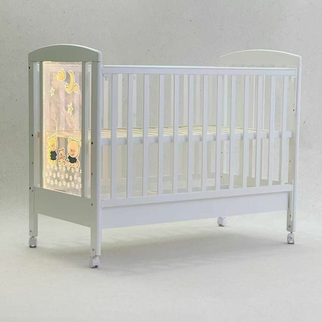 Lit bébé en bois confortable