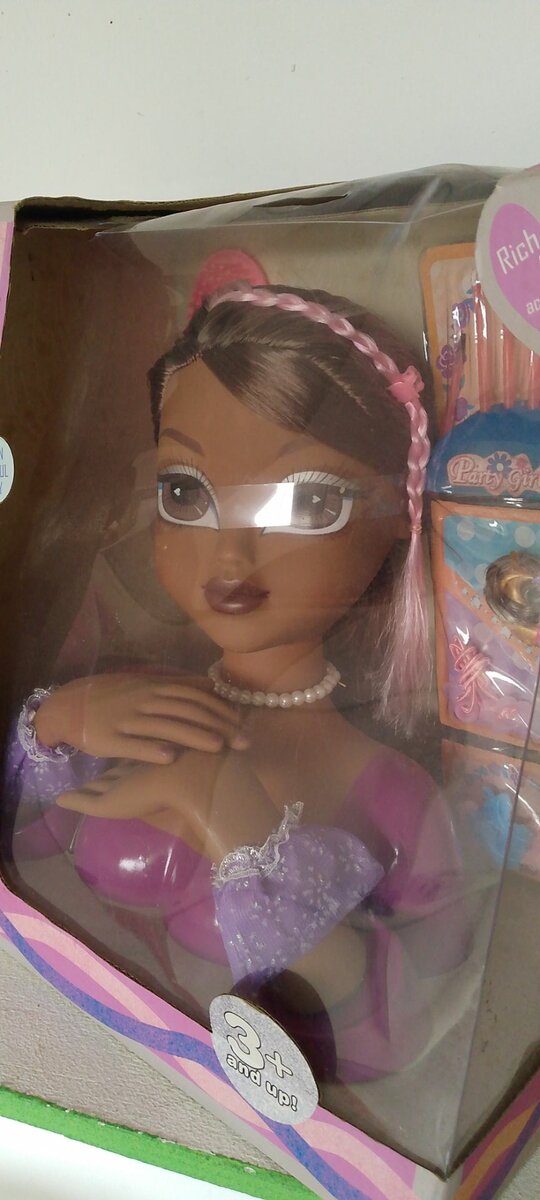 Poupées f