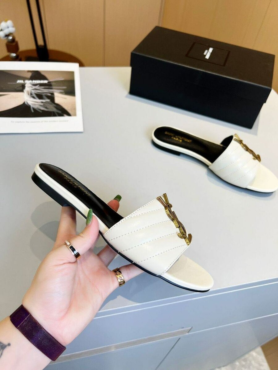 Ladies slippers
