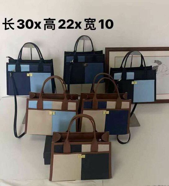 Sac à main en cuir et jeans