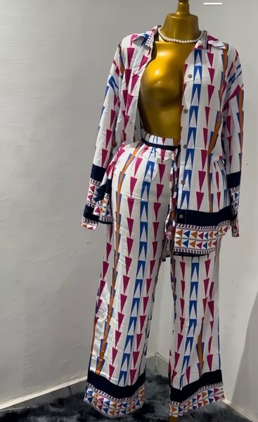 Ensemble chemise et pantalon motif géométrique