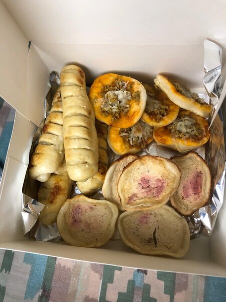 Assortiment de pains et snacks