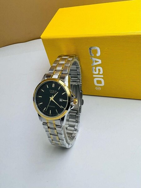 Montre élégante femme avec coffret disponible