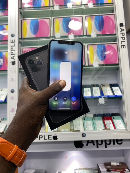 iPhone 11 Pro 64g quasi neuf avec son carton 120.000 rapide
