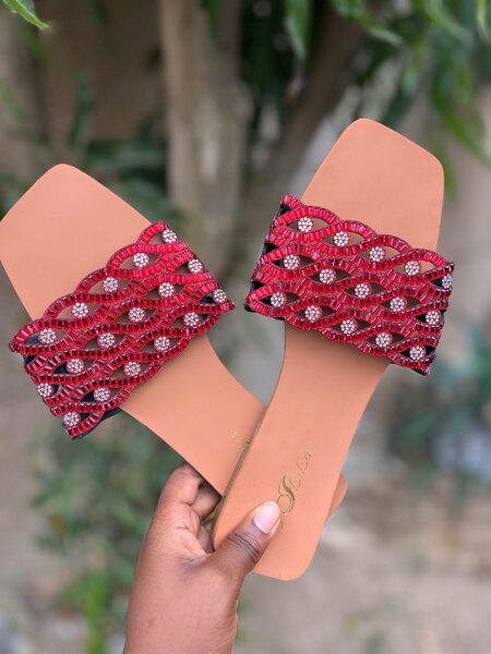Sandales rouges perlées femme