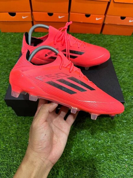 Chaussures de football rouges