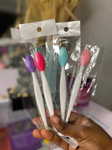 Lip brush