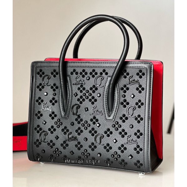 Sac à main élégant clouté
