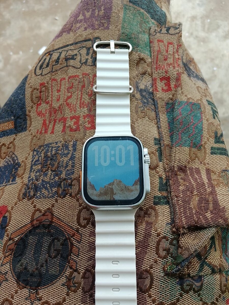 Montre connectée moderne blanche