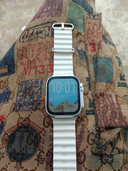 Montre connectée moderne blanche
