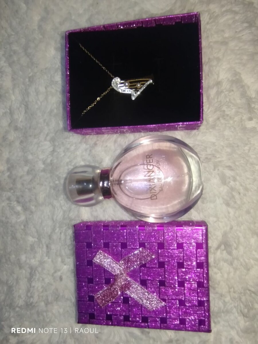 Collier avec pendentif accompagné de parfum