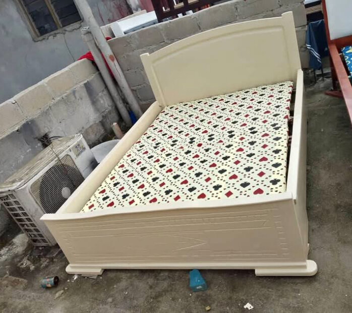 Lit en bois avec matelas
