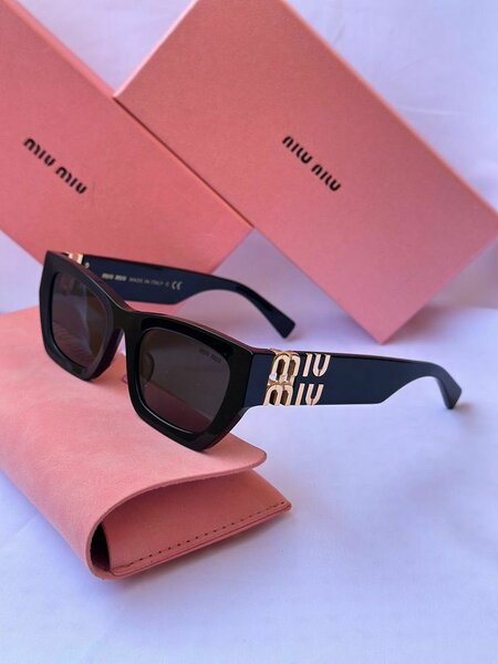 Lunettes de soleil élégantes Miu Miu